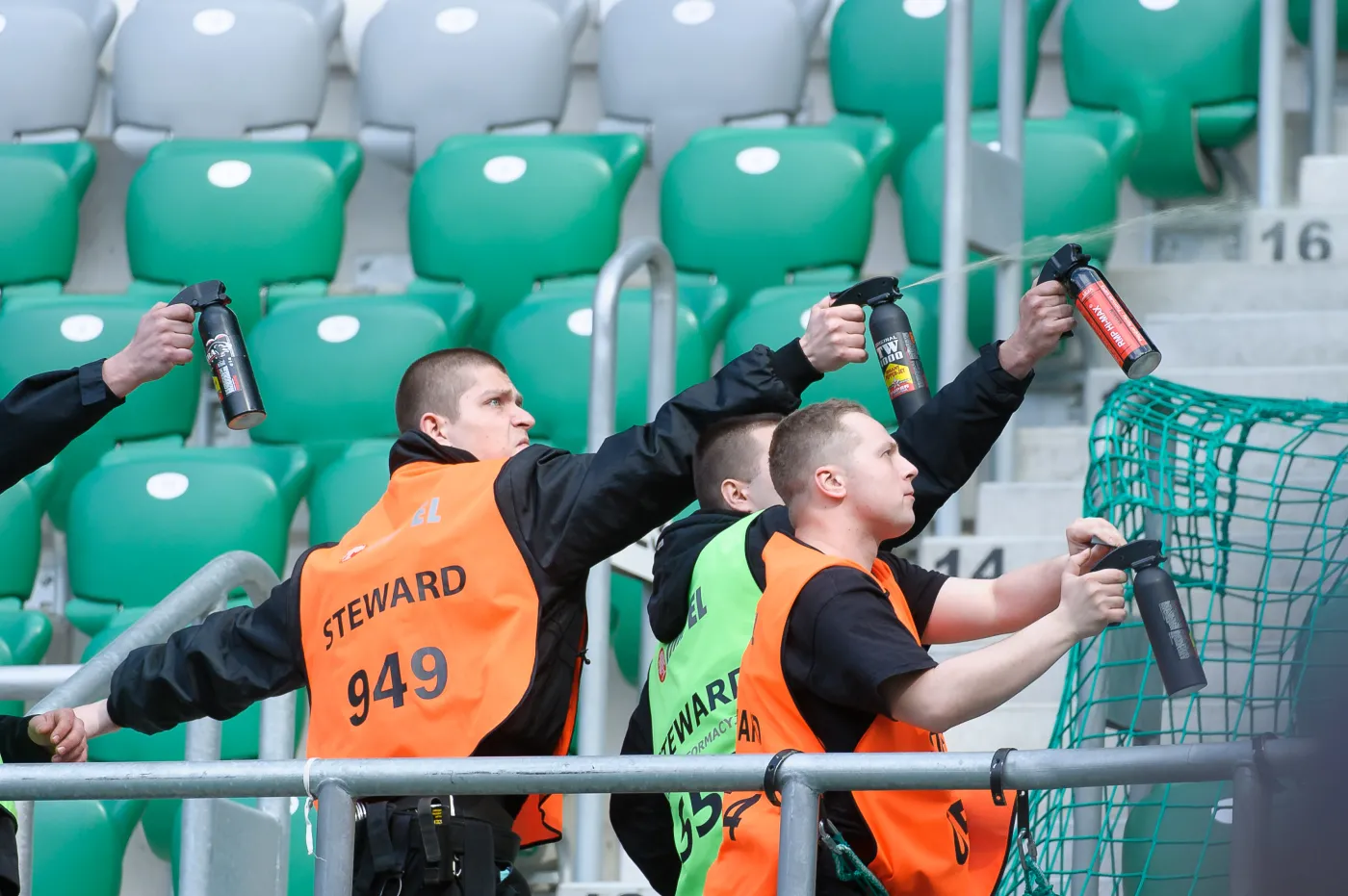6214957-ochroniarz-podpalil-na-stadionie.jpg