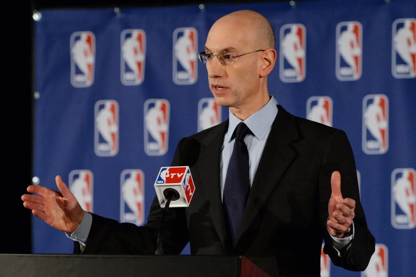 Komisarz NBA Adam Silver ogłasza decyzję o dyskwalifikacji Davida Sterlinga
