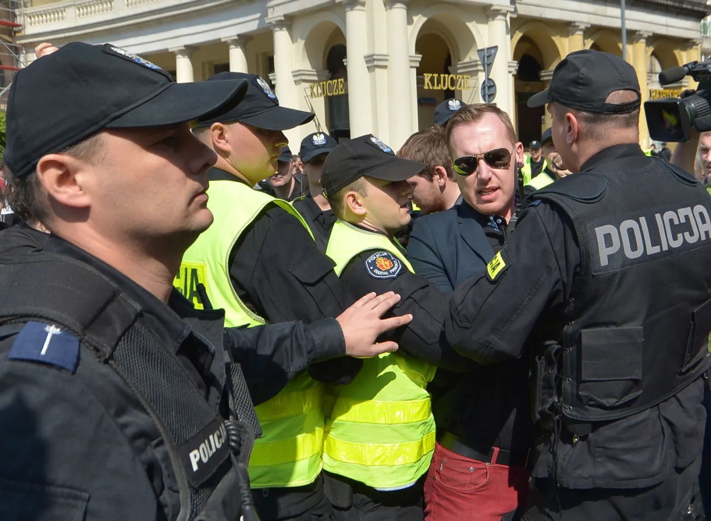 6233806-przepychanki-z-policja-na-placu.jpg