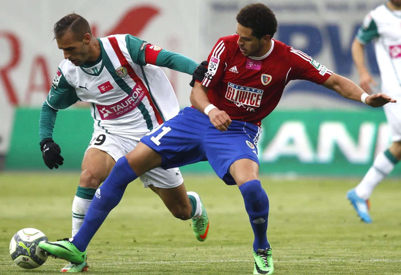 W pojedynku o piłkę Marco Lopes Paixao (L) ze Śląska Wrocław i Hebert Silva Santos (P) z miejscowego Piasta 