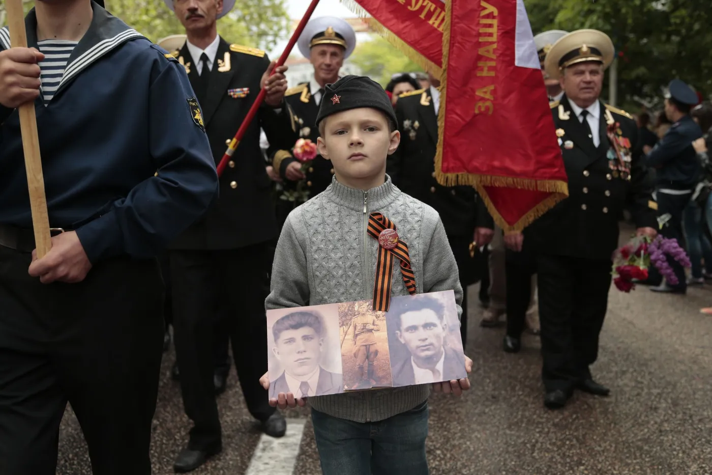 6264475-chlopiec-ze-zdjeciami-krewnych.jpg