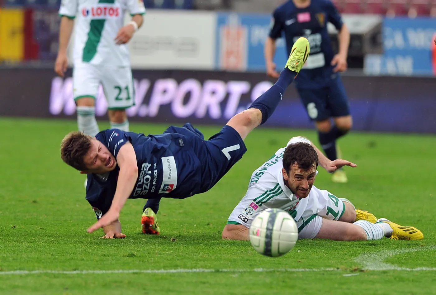 Zawodnik Pogoni Szczecin Dominik Kun (L) i Piotr Wiśniewski (P) z Lechii Gdańsk podczas meczu grupy A piłkarskiej T-Mobile Ekstraklasy