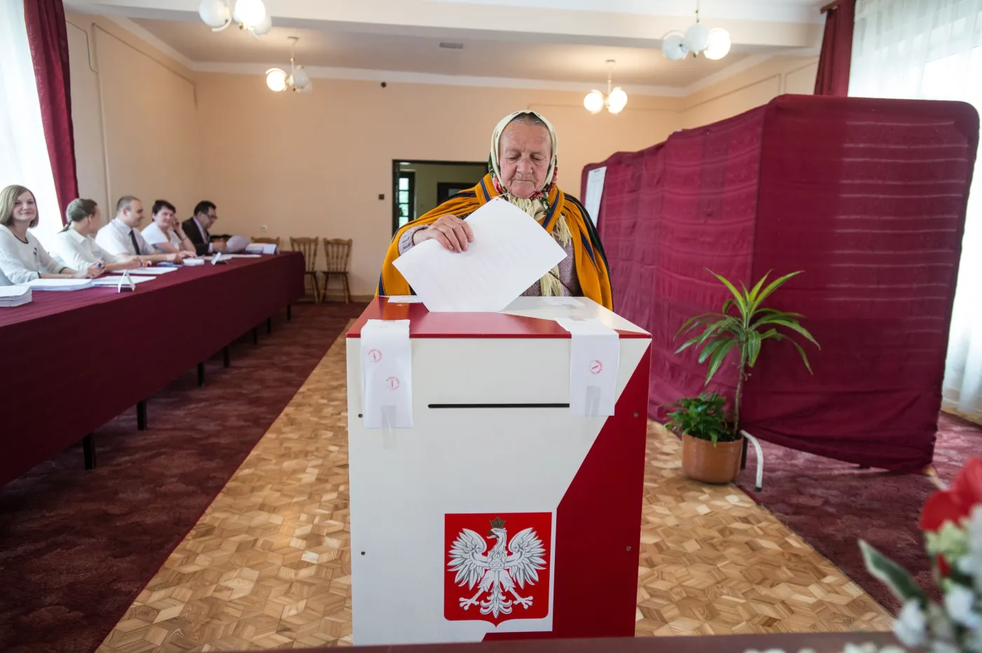 PKW o frekwencji i incydentach: Awantura w lokalu wyborczym, pijany szef komisji...