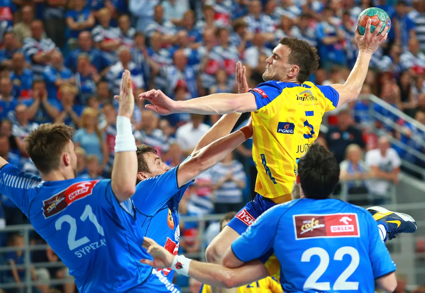 W akcji na bramkę rywali Michał Jurecki (C) z Vive Targi Kielce w trzecim finałowym meczu play off ekstraklasy piłkarzy ręcznych z miejscową Orlen Wisłą