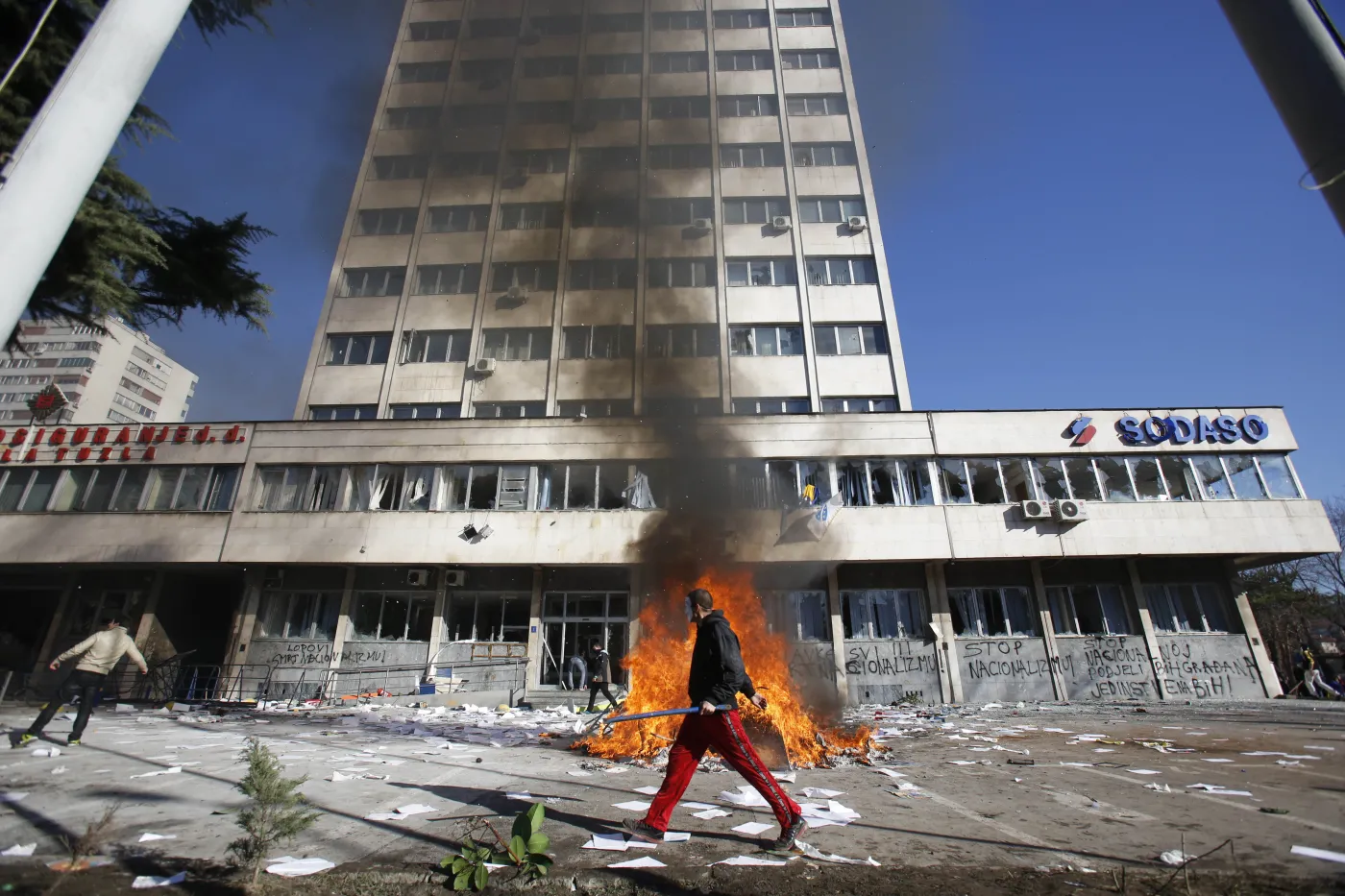 Płoną budynki rządowe w Sarajewie. MSZ ostrzega Polaków [AKTUALIZACJA]