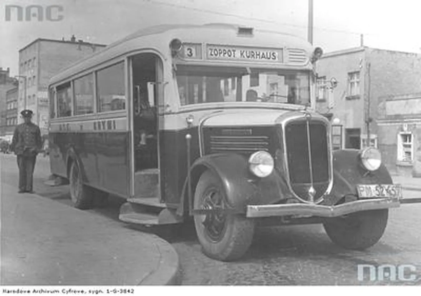 5915296-autobus-komunikacji-miejskiej-w.jpg