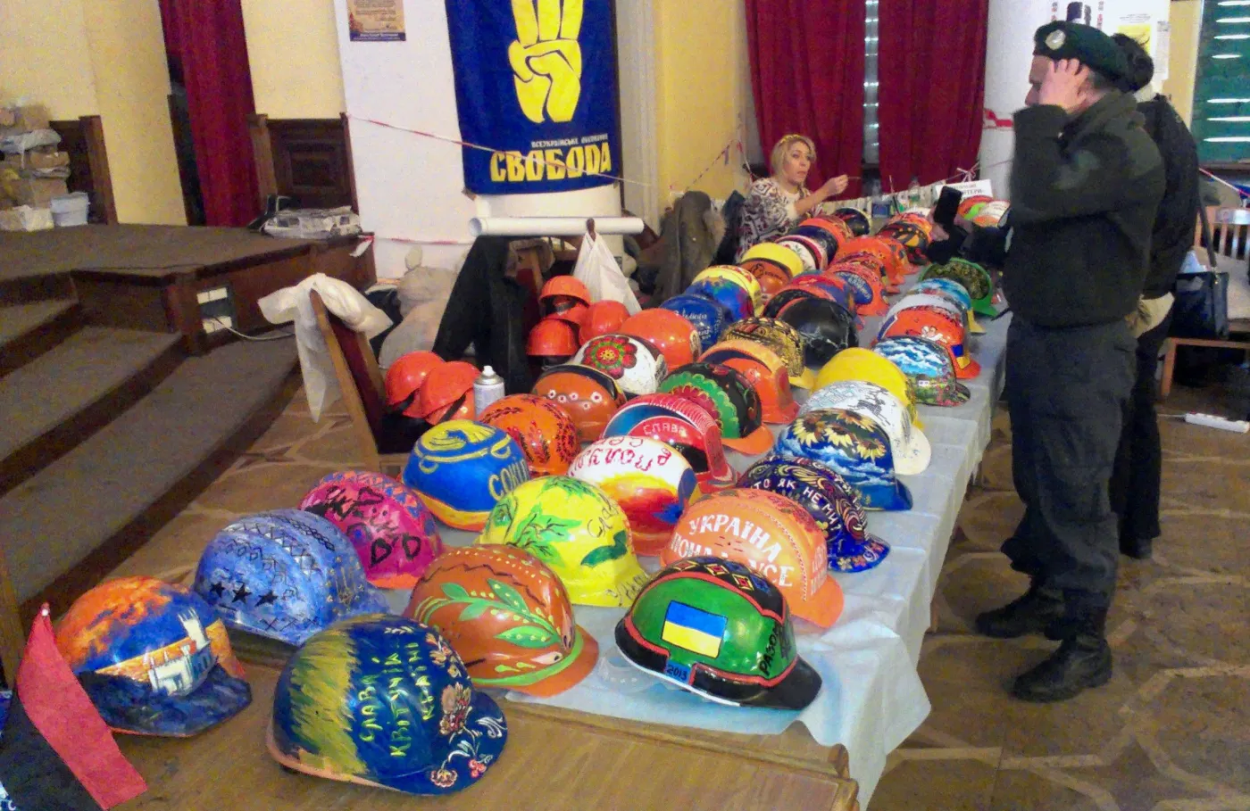 5928574-patriotyczne-kaski-do-kupienia.jpg