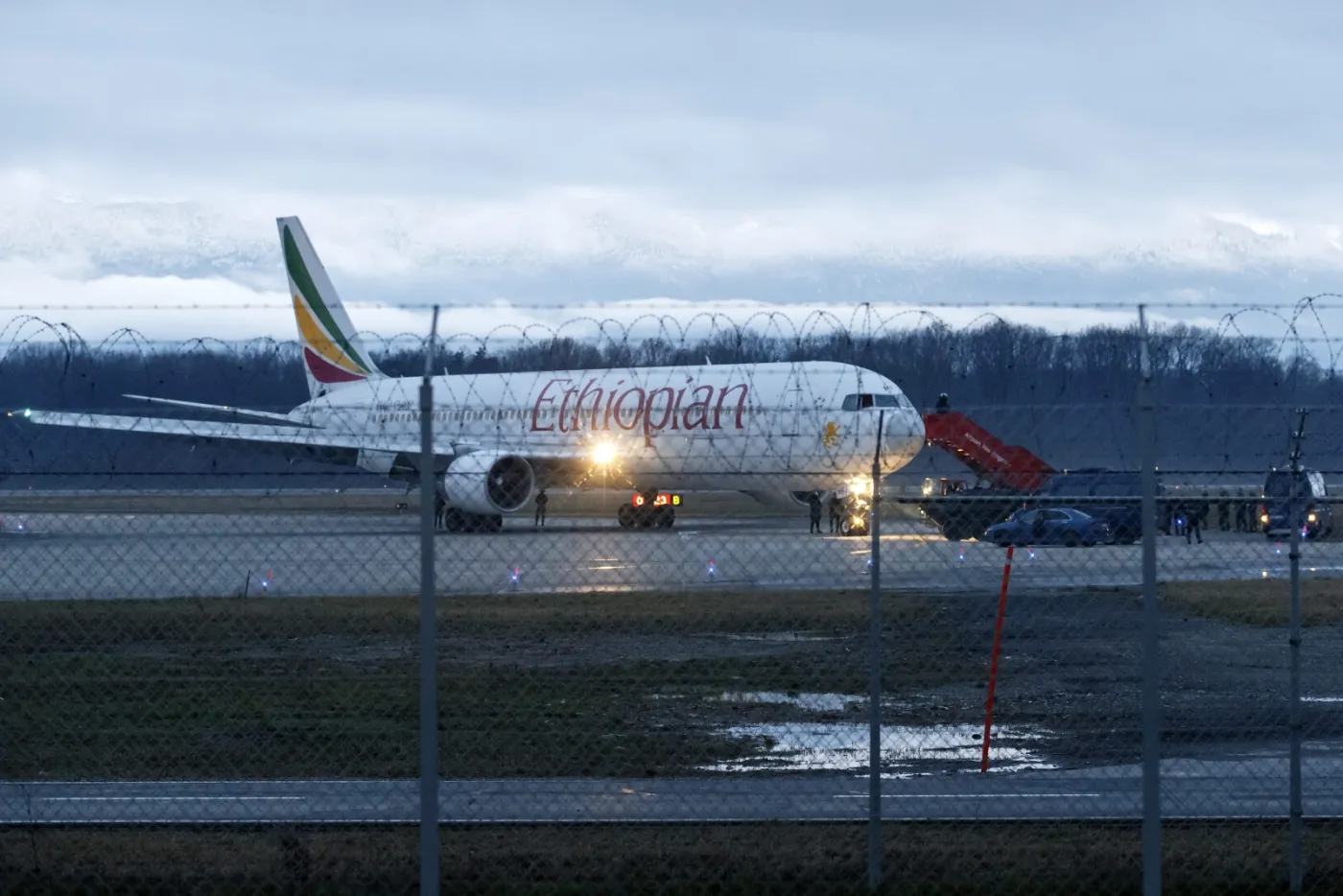 Porwany samolot linii Ethiopian Airlines na lotnisku w Genevie
