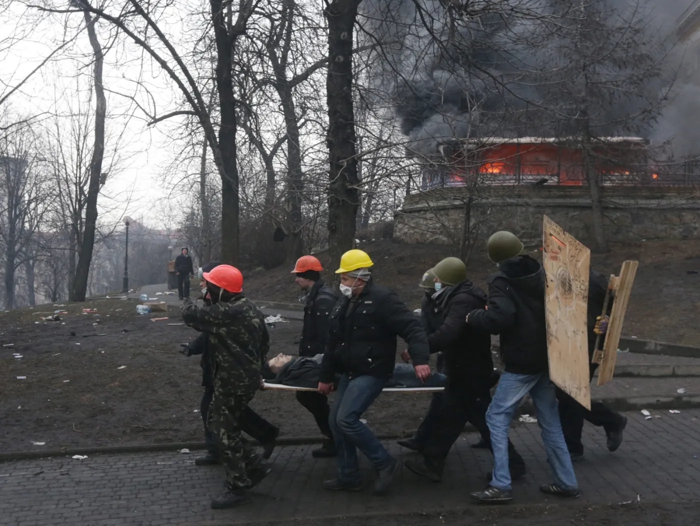 5962351-dzialacze-opozycji-niosa-rannego.jpg