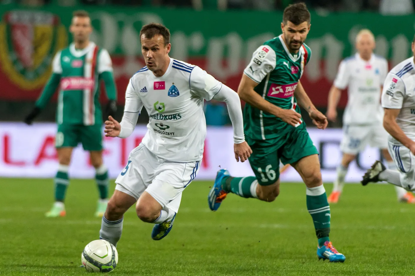 Zawodnik Śląska Wrocław Dalibor Stefanovic (P) walczy o piłkę z Markiem Zieńczukiem (L) z Ruchu Chorzów podczas meczu polskiej Ekstraklasy