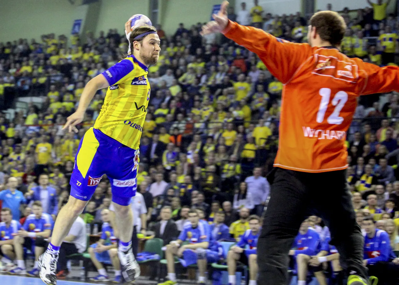 Zawodnik Vive Targi Kielce Ivan Cupic (L) w ataku na bramkę Marcina Wichary (P) z Orlenu Wisła Płock podczas meczu Ligi Mistrzów piłkarzy ręcznych