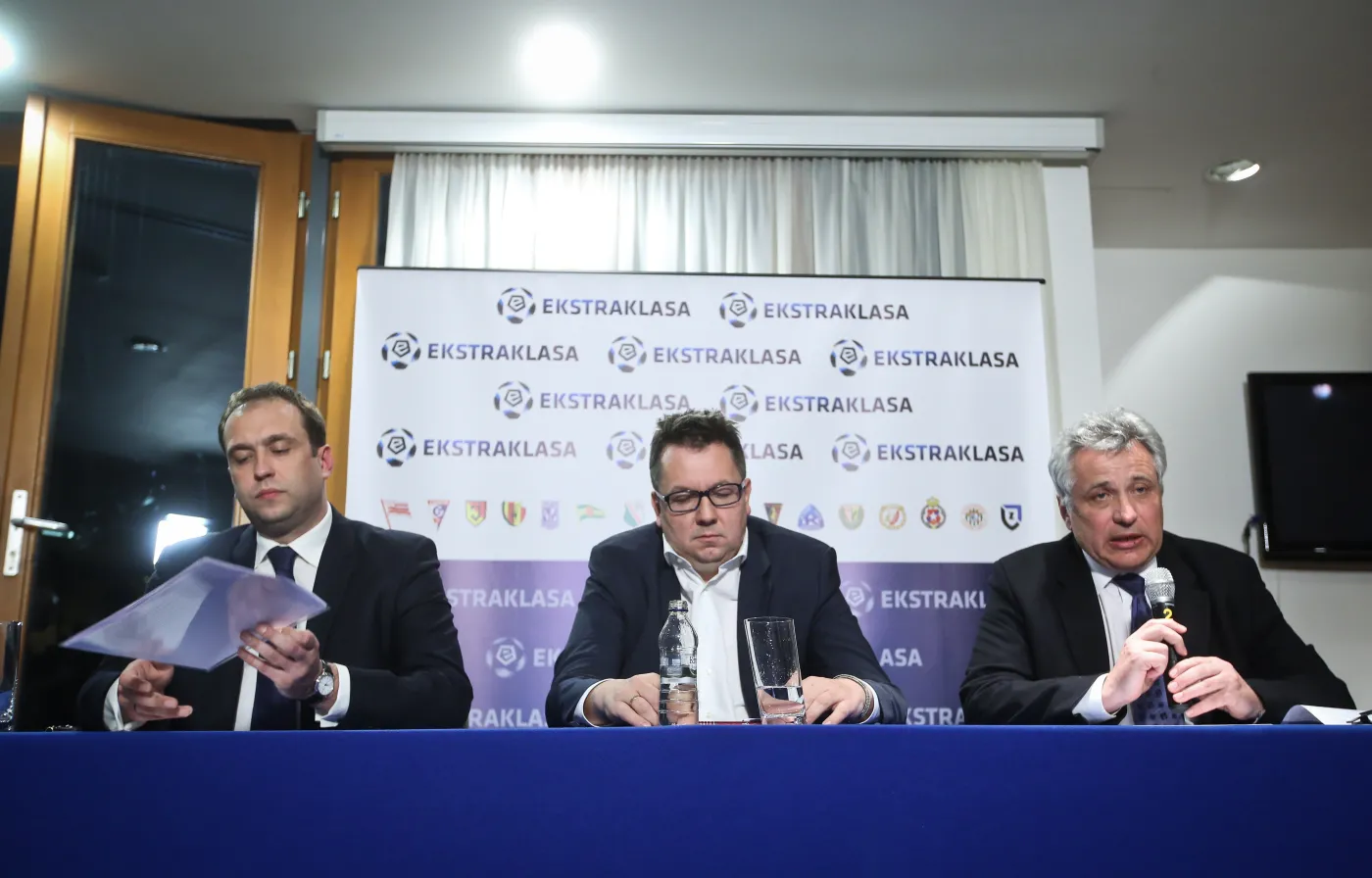 Od lewej: wiceprezes Ekstraklasy S.A. Marcin Animucki, przewodniczący Rady Nadzorczej Komisji Ligi Maciej Wandzel i przewodniczący KL Piotr Jakubicz podczas briefingu prasowego po posiedzeniu Komisji Ligi w związku z wydarzeniami w trakcie meczu piłkarskiej Ekstraklasy: Legia Warszawa - Jagiellonia Białysto