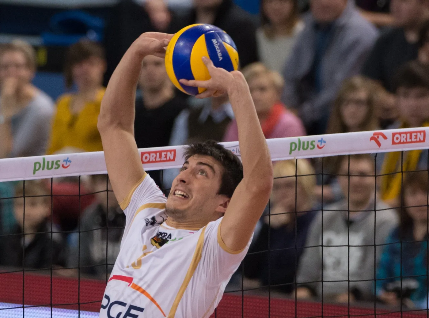 Nicolas Uriarte ze Skry wystawia piłkę podczas pierwszego meczu ćwierćfinału PlusLigi siatkarzy, PGE Skra Bełchatów - AZS Politechnika Warszawska