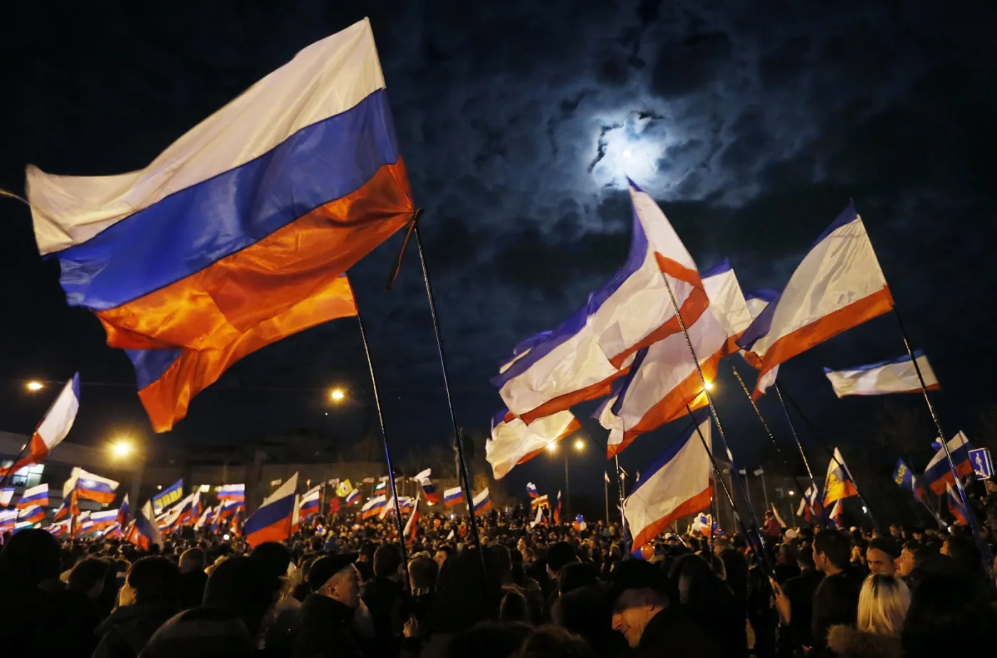 Ludzie świętują wyniki referendum na placu w Symferopolu