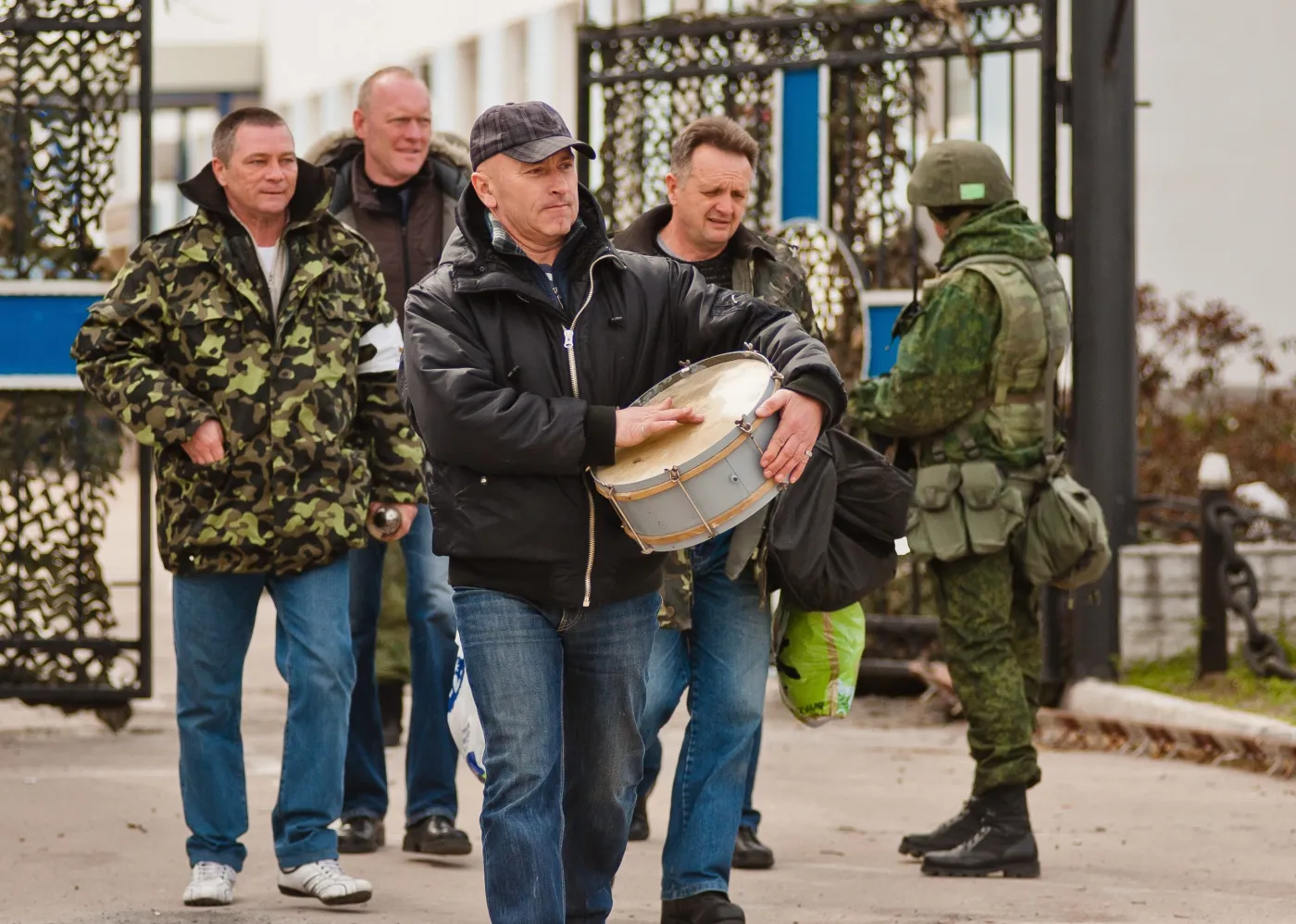 Ukraińscy żołnierze opuszczają jednostki wojskowe
