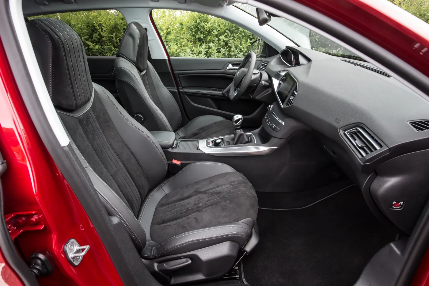 Nowy rywal hitu Volkswagena znika na pniu. Peugeot uruchamia nocną zmianę. ZDJĘCIA