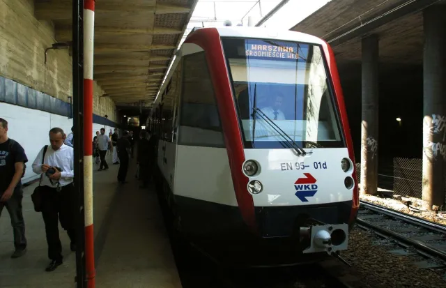 Skandaliczne warunki na WKD. Omdlałych pasażerów musiało ratować pogotowie