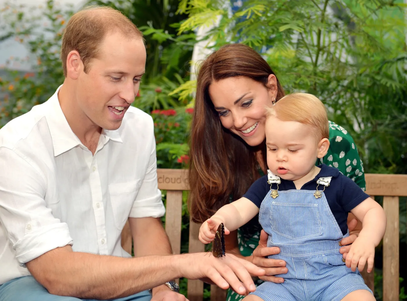 Mały książę obchodzi pierwsze urodziny. "Royal baby" już chodzi. ZDJĘCIA