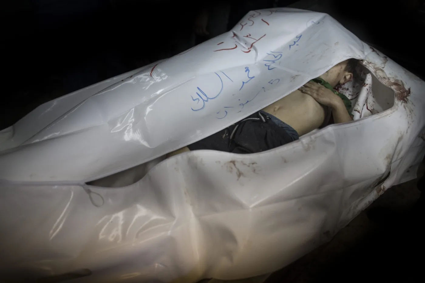 Ciało dziecka zabitego w czasie izraelskiego bombardowania