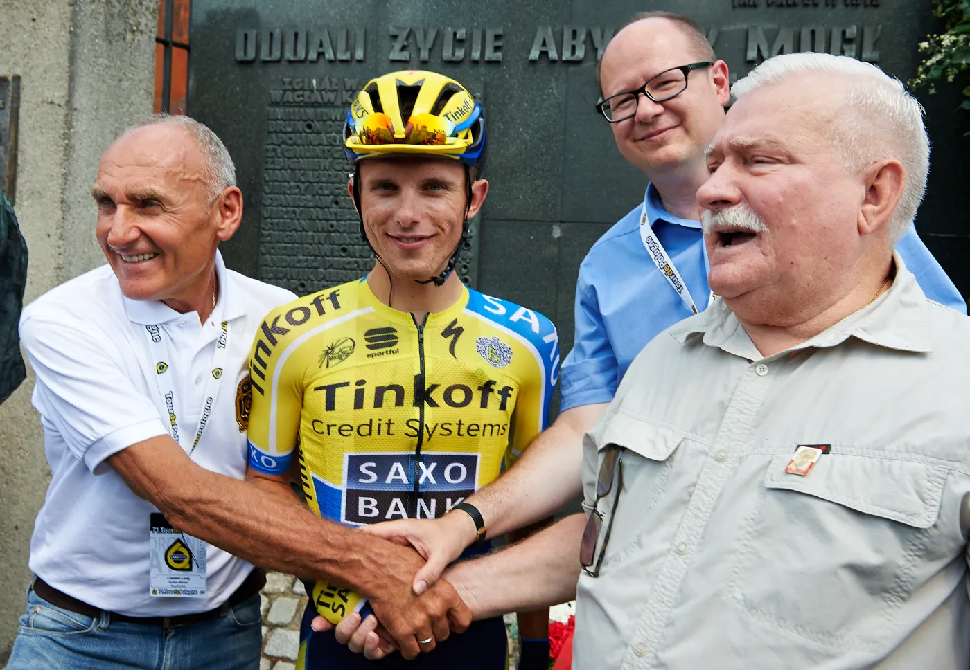 6633091-lech-walesa-strzalem-z-pistoletu.jpg