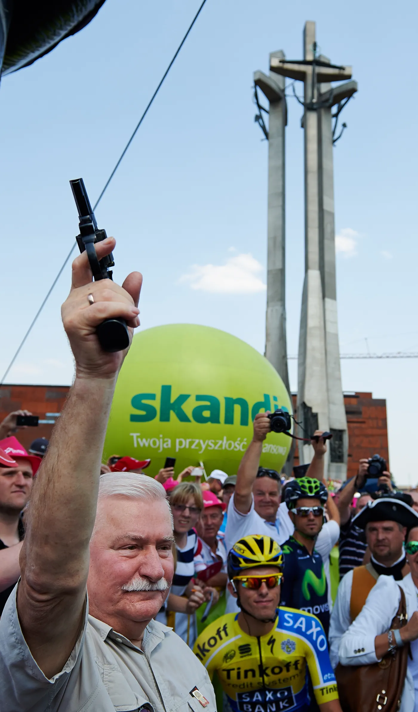 6633120-lech-walesa-strzalem-z-pistoletu.jpg