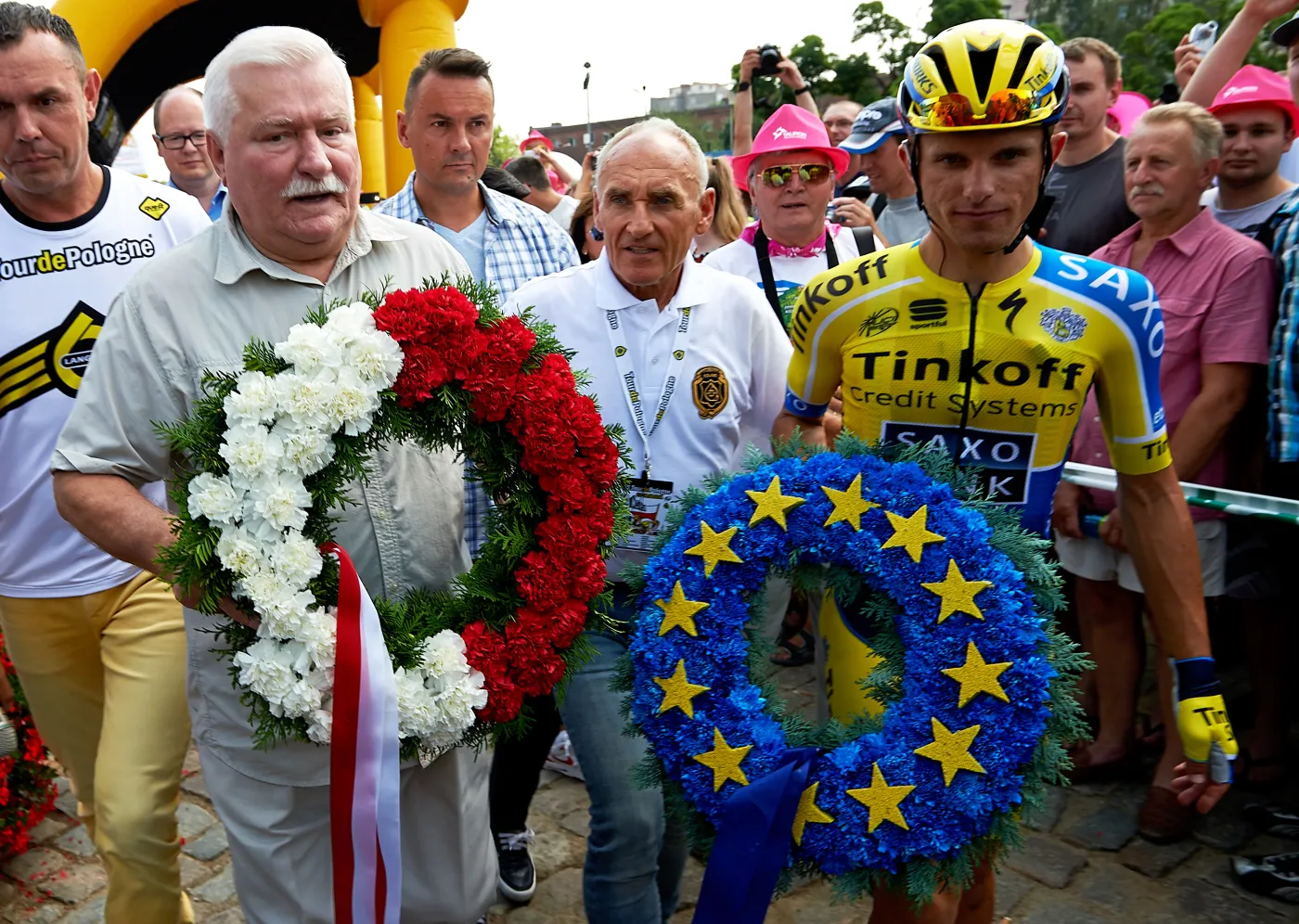 6633149-lech-walesa-strzalem-z-pistoletu.jpg