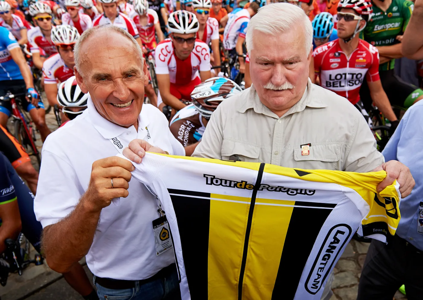 6633178-lech-walesa-strzalem-z-pistoletu.jpg
