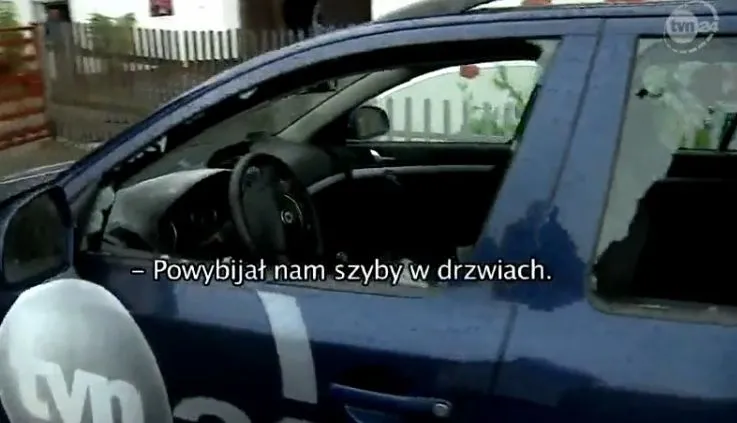 Zdemolowane auto reporterów TTV