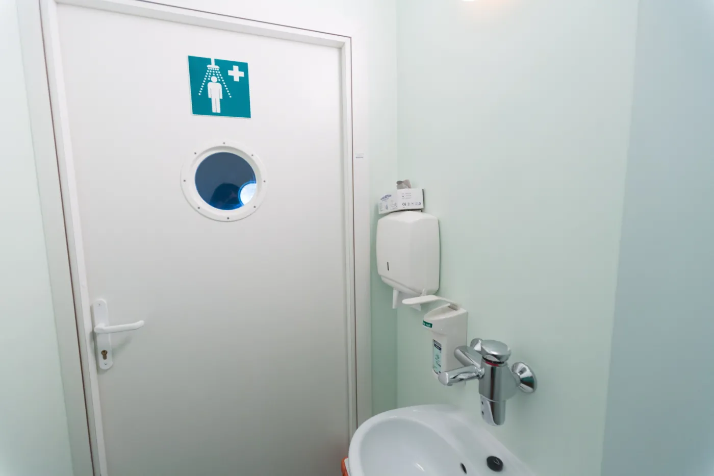 6670963-wirus-ebola-szpital-uniwersytecki.jpg