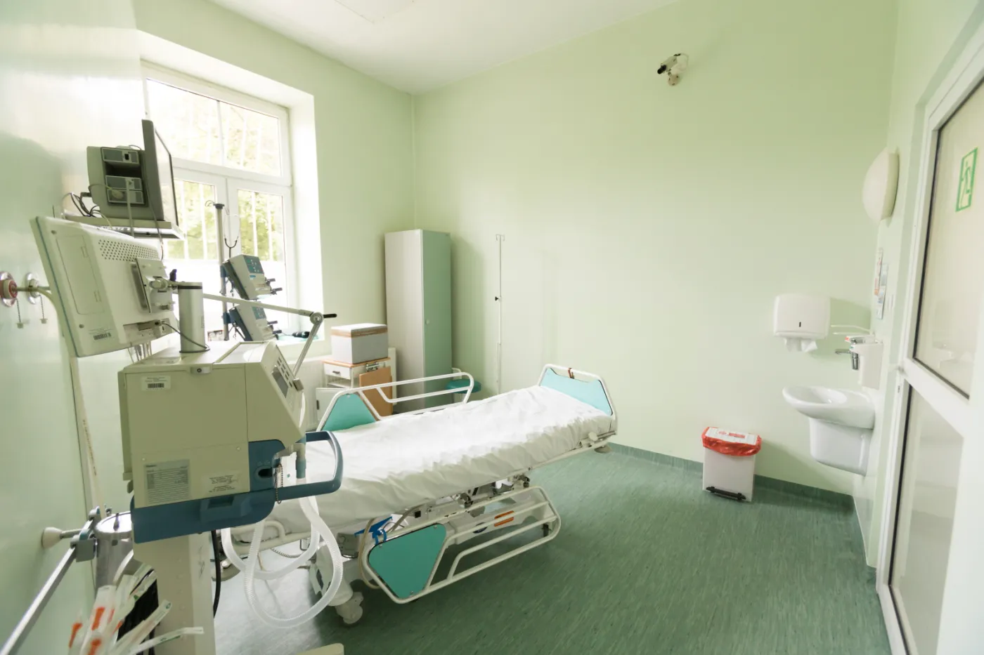 6670992-wirus-ebola-szpital-uniwersytecki.jpg
