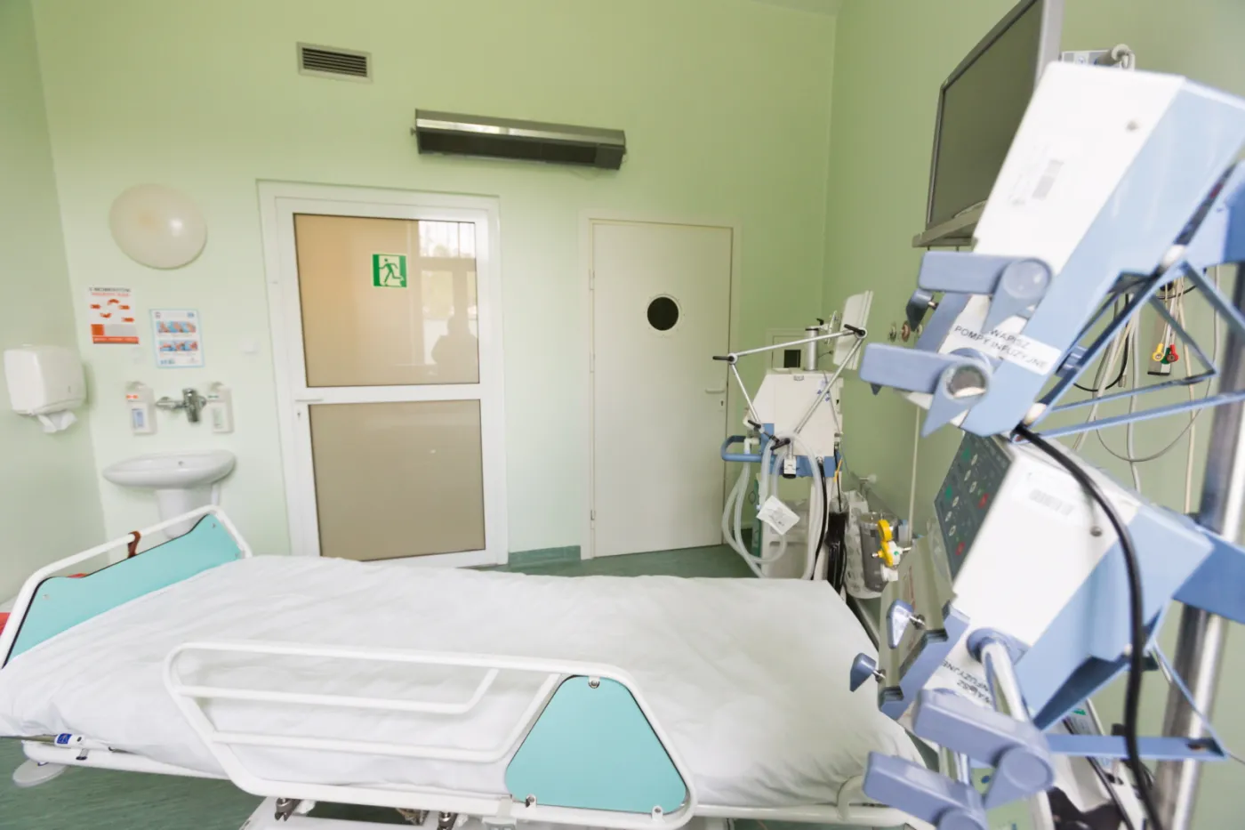 6671021-wirus-ebola-szpital-uniwersytecki.jpg