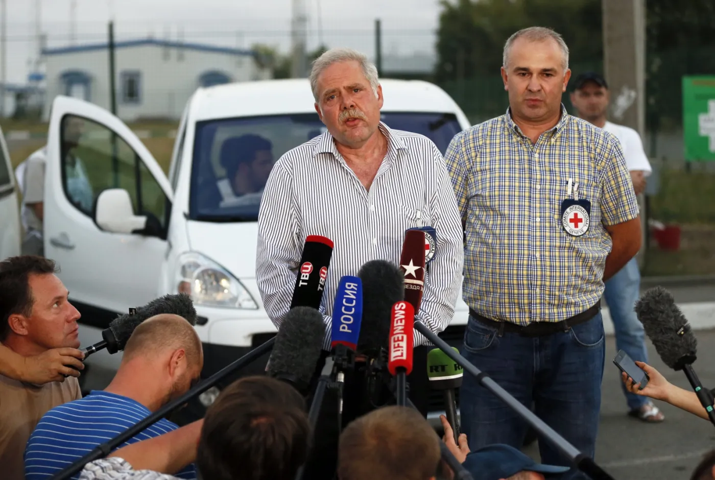 Przedstawiciele Czerwonego Krzyża po kontroli ciężarówek z konwoju