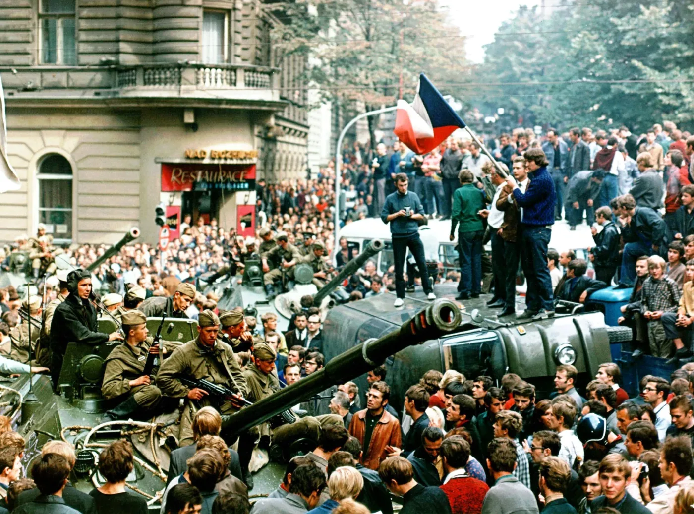 6697150-inwazja-na-czechoslowacje-tlumy.jpg