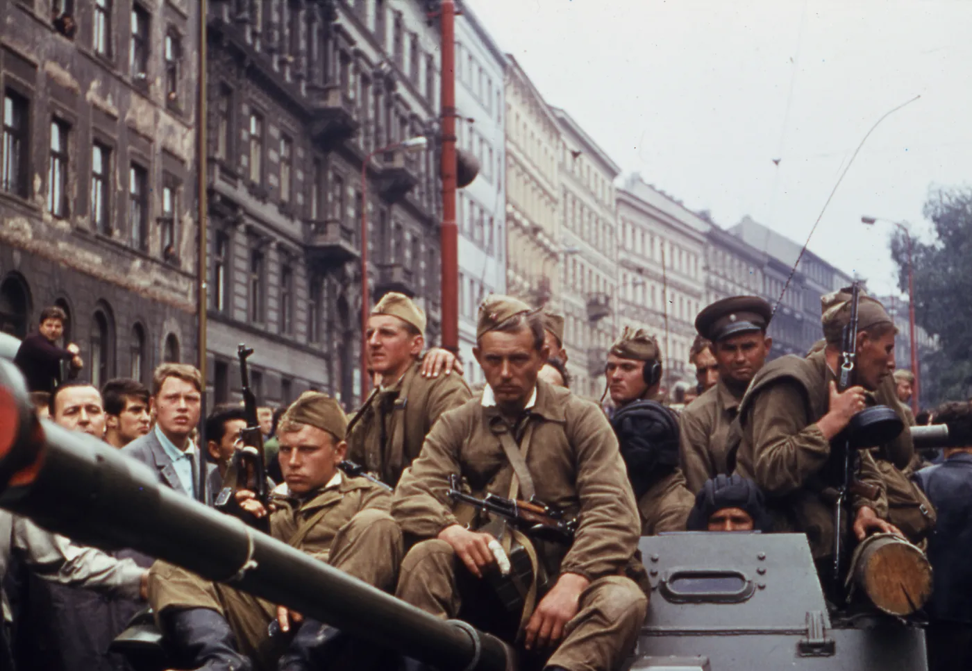 6697208-inwazja-na-czechoslowacje-wojska.jpg
