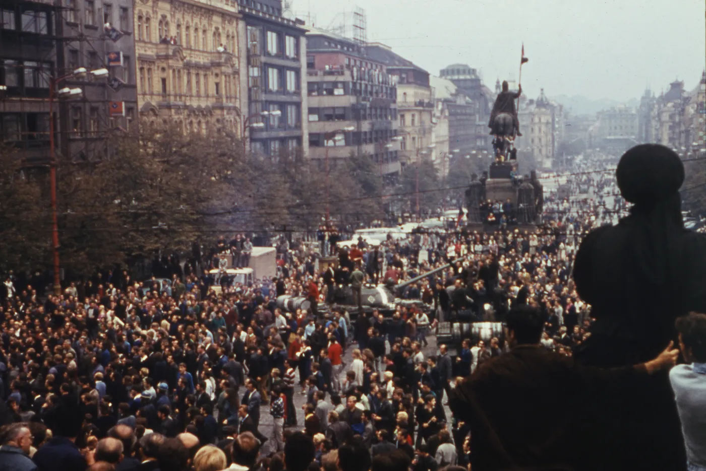 6697295-inwazja-na-czechoslowacje-tlumy.jpg