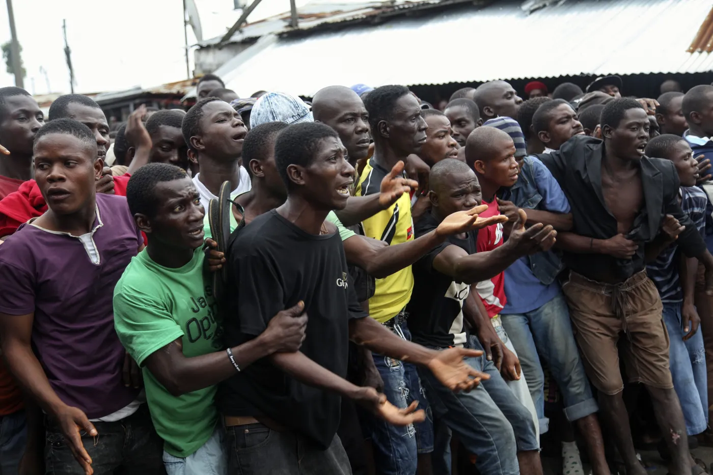 Monrowia, ogarnięta wirusem Ebola Liberia. Mężczyźni czekają na wydanie racji żywnościowych
