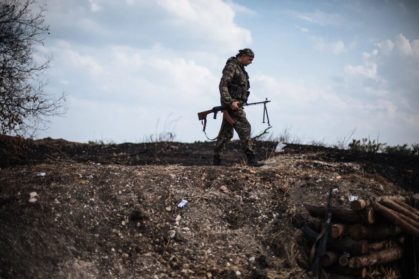 6717095-ukrainski-zolnierz-patrolujacy.jpg