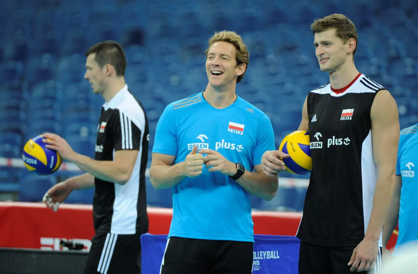 Trener Stephane Antiga (C) i Piotr Nowakowski podczas treningu Polaków przed meczem z Serbią otwierającym mistrzostwa świata siatkarzy na Stadionie Narodowym w Warszawie