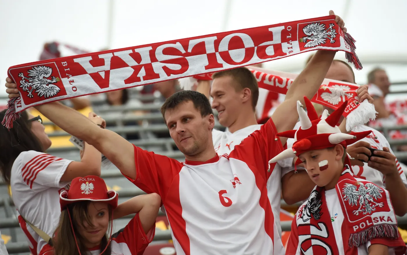 6734760-kibice-na-stadionie-narodowym-w.jpg