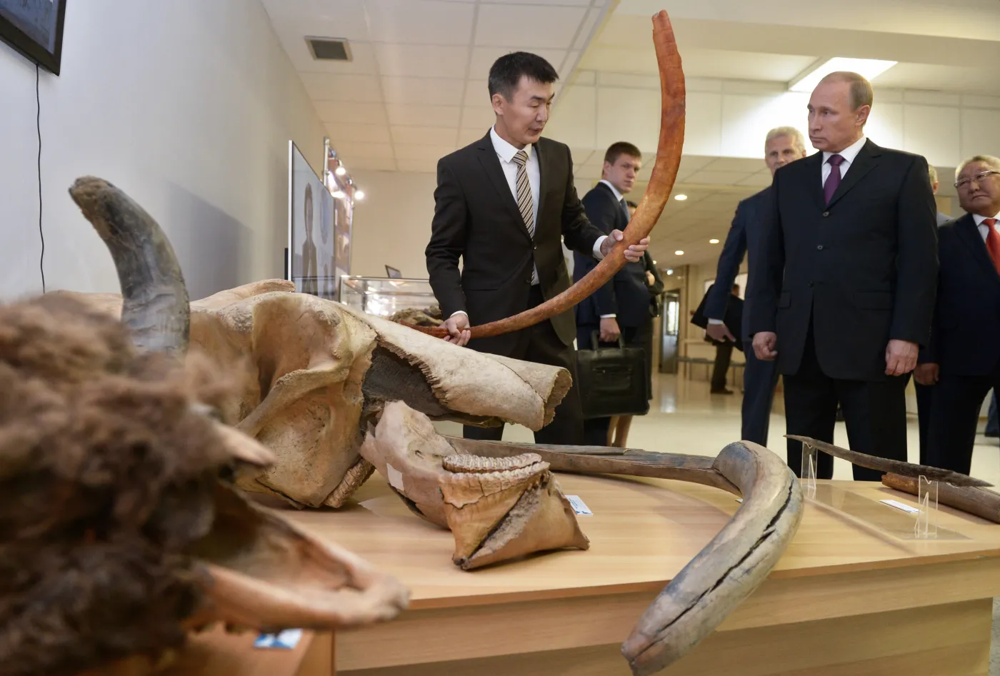 Władimir Putin w muzeum w Jakucku słucha wykładu na temat mamutów