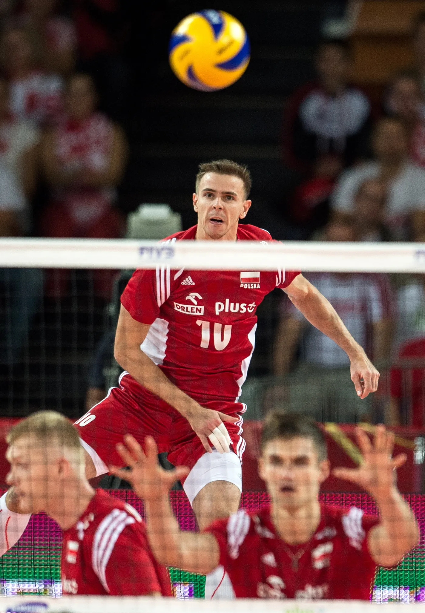 6748543-mariusz-wlazly-serwuje-podczas.jpg