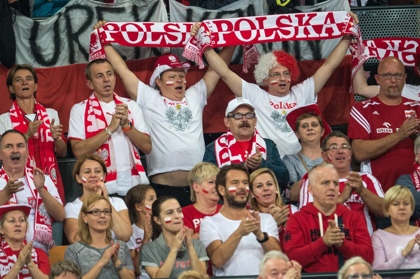 6748688-polscy-kibice-podczas-meczu-grupy.jpg