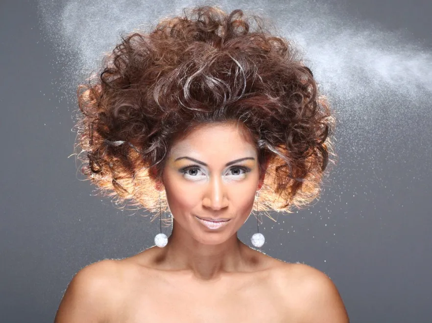 Kobieta z natapirowaną fryzurą