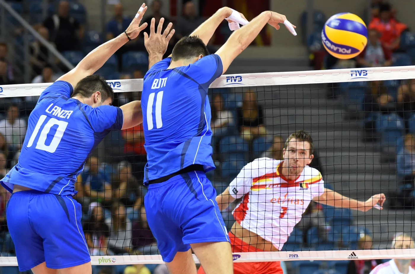 Włosi Filippo Lanza (L) i Simone Buti (C) oraz Bram Van Den Dries (P) z Belgii podczas meczu grupy D mistrzostw świata siatkarzy w Krakowie