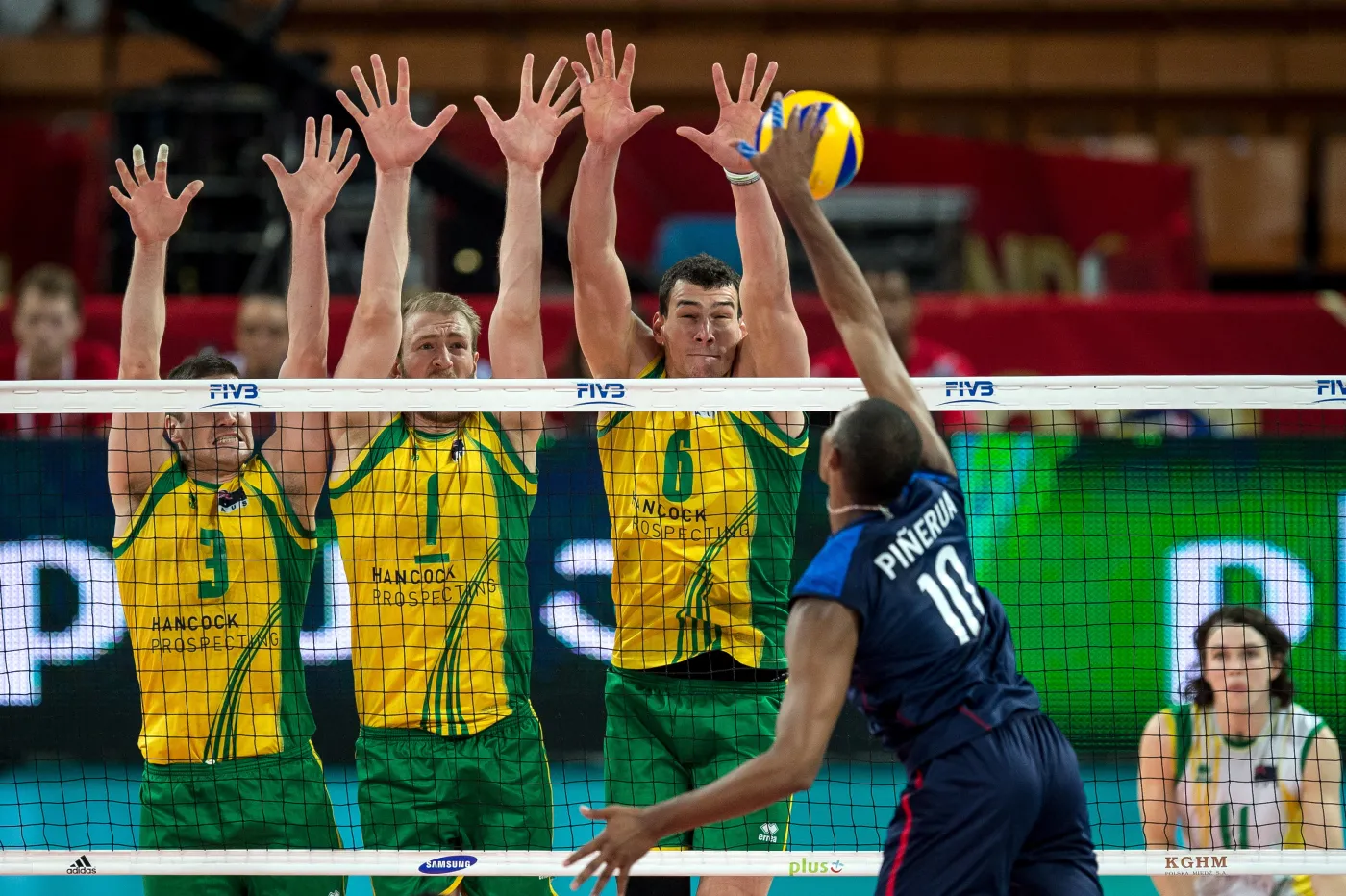 Australijczycy (od lewej): Nathan Roberts, Aidan Zingel i Thomas Edgar, oraz Kervin Pinerua (P) z Wenezueli podczas meczu grupy A mistrzostw świata siatkarzy we Wrocławiu