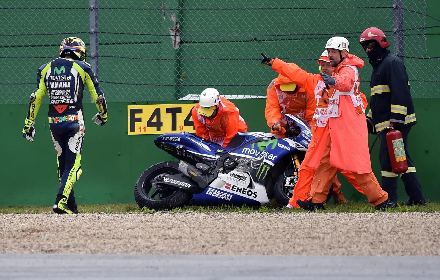6795412-valentino-rossi-zaliczyl-upadek.jpg