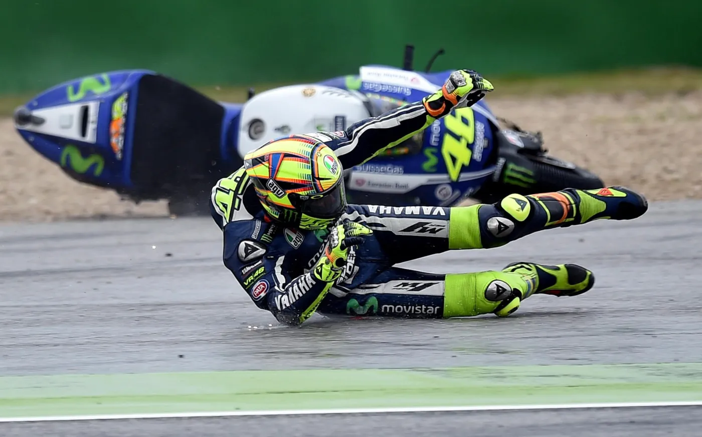 6795296-valentino-rossi-zaliczyl-upadek.jpg