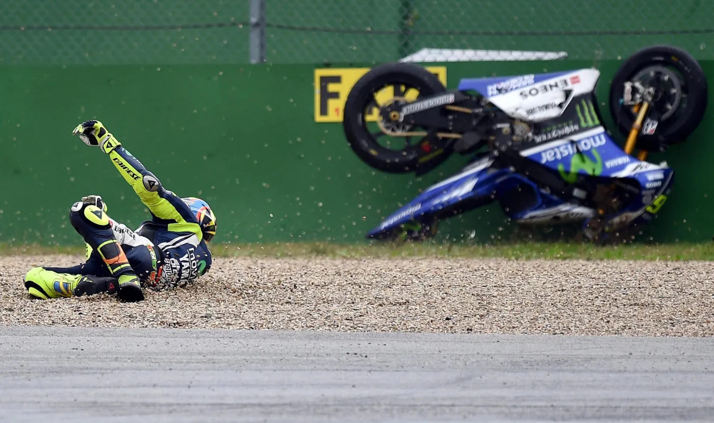 6795325-valentino-rossi-zaliczyl-upadek.jpg
