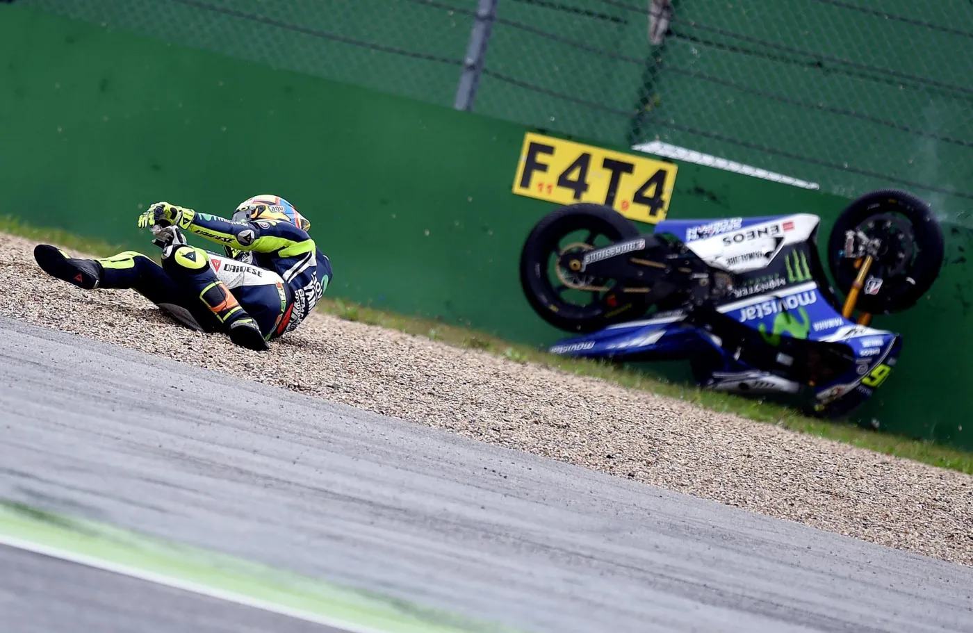 6795354-valentino-rossi-zaliczyl-upadek.jpg