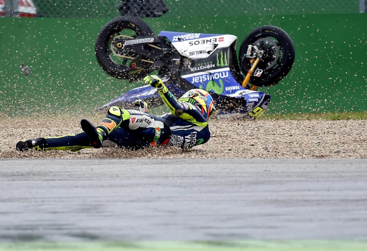 6795383-valentino-rossi-zaliczyl-upadek.jpg